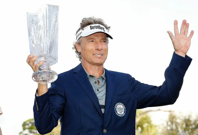 Langer posa con el trofeo de campeón en el Oasis Championship. © PGA Tour Champions