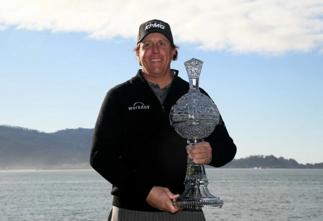 Phil Mickelson, con el trofeo de campeón. © PGA Tour