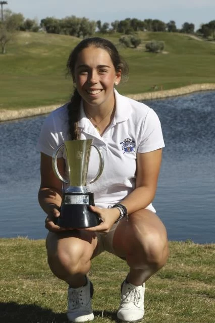 Cto de Madrid Femenino 2019 Nieves Martín_jpg Nieves Martín con el trofeo de ganadora del Campeonato de Madrid Femenino. © RFEG