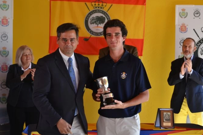 Pablo Ereño posa junto al presidente de la Real Federación Andaluza, Pablo Mansilla, tras conquistar el torneo. © Adolfo Juan Luna