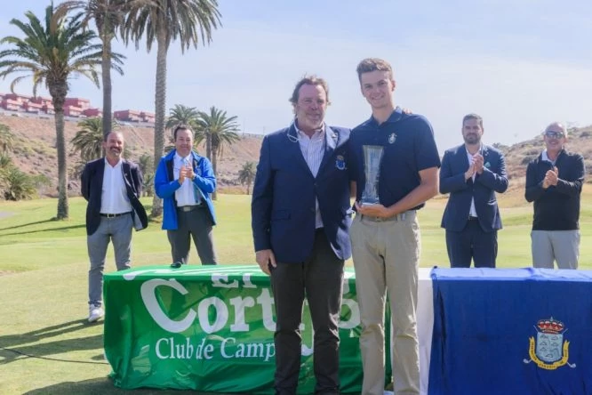 Juan Callejo posa con el trofeo de ganador del Campeonato de Canarias 2019. © Federación Canaria de Golf