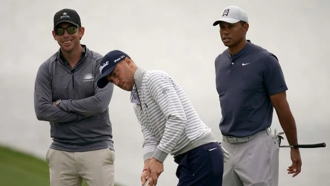 Tiger Woods, Justin Thomas y Matt Killen.