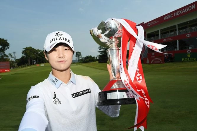 Sung Hyun Park posa con el trofeo de campeona en Singapur. © LPGA