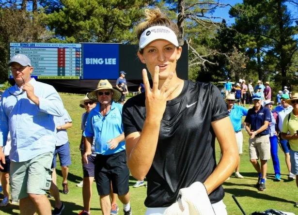 Anne Van Dam señala el cuatro, sus títulos en el Ladies European Tour. © LET Golf