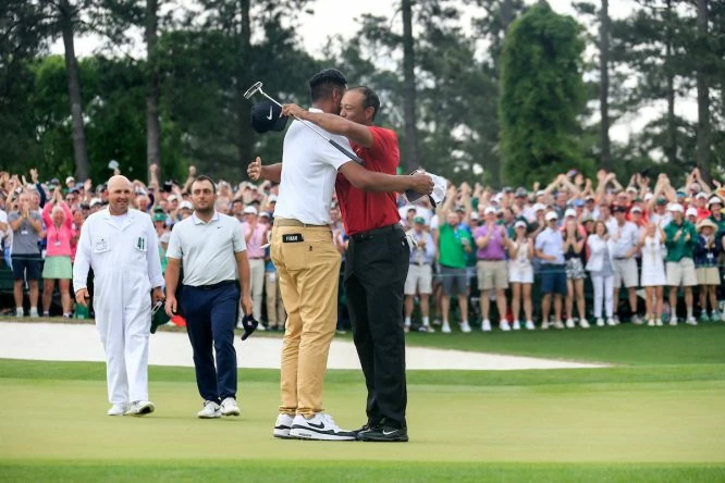 Tiger Woods, felicitado por Finau © Golffile | Fran Caffrey