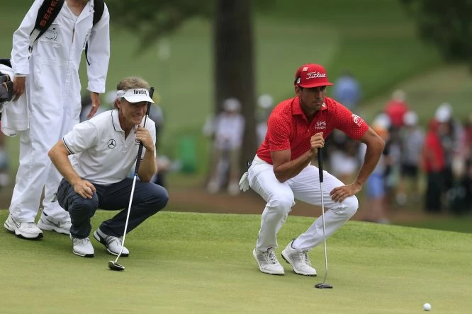 Bernhard Langer y Rafa Cabrera Bello, durante la tercera ronda del Masters. © Golffile | Fran Caffrey