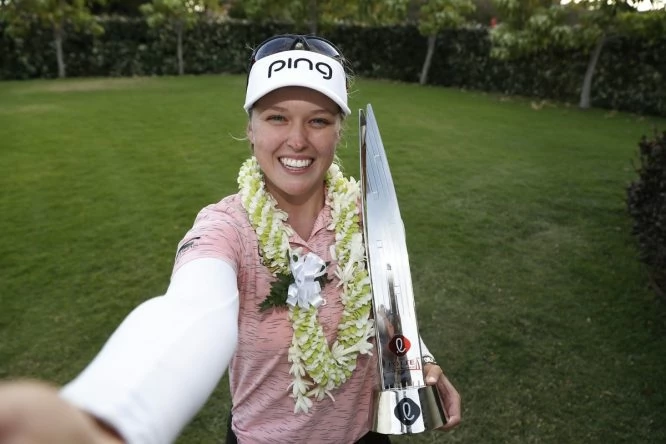 Brooke Henderson posa con el trofeo de campeona. © LPGA