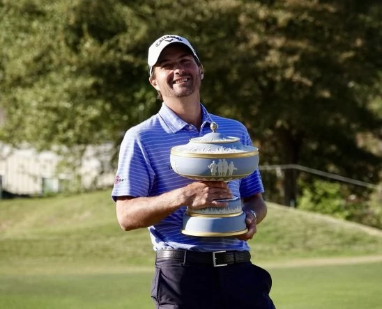 Kevin Kisner, al final, acabó sonriendo con el trofeo en la mano. © PGA Tour