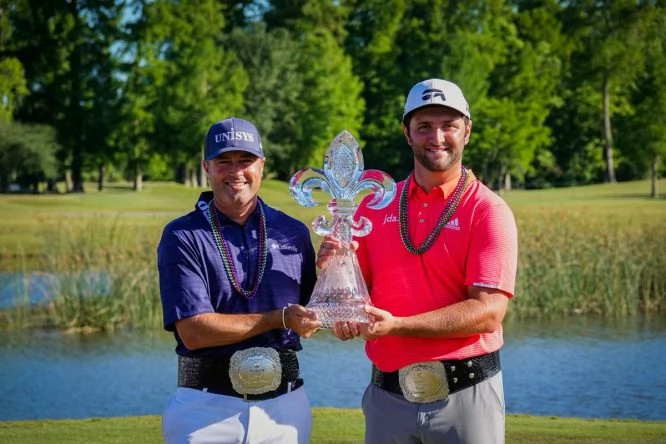 Ryan Palmer y Jon Rahm, con el trofeo © PGA Tour