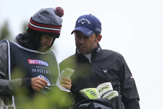 Pablo Larrazábal y su caddie Raúl Quirós en el British Masters. © Golffile | Fran Caffrey