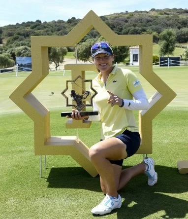 Celine Herbin posa con el trofeo de ganadora de La Reserva de Sotogrande Invitational.