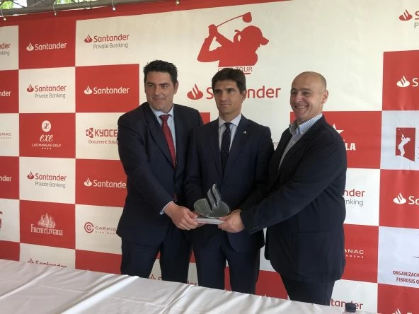 De izquierda a derecha, Iñigo Lasterra, Iñigo Manso e Iñigo Aramburu a la finalización de la rueda de prensa donde se ha presentado la tercera prueba del Santander Golf Tour 2019.