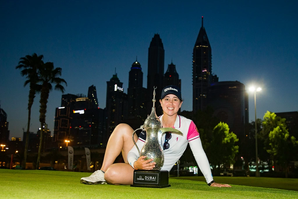 Nuria Iturrios posa con el trofeo de ganadora del Omega Dubai Moonlight Classic. © Tristan Jones