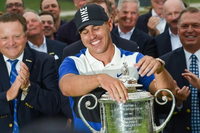 Brooks Koepka posa con el trofeo del campeón del PGA Championship 2019. © Golffile | Ken Murray