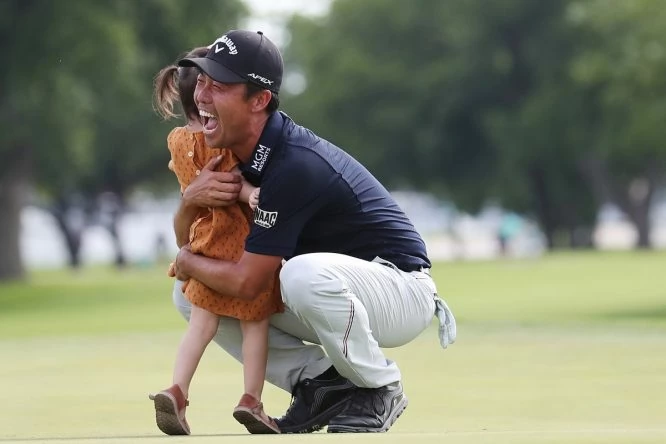 Kevin Na celebra con su hija la victoria en el Charles Schwab Challenge. © PGA Tour
