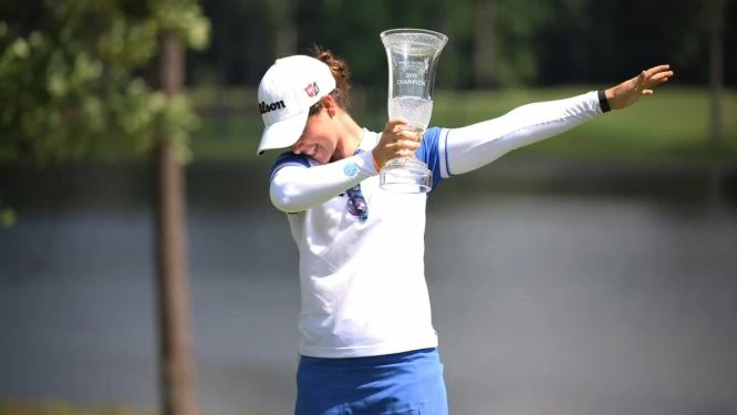 Nuria Iturrios celebra la victoria en el torneo de Nancy Lopez con el trofeo en la mano. © Symetra Tour