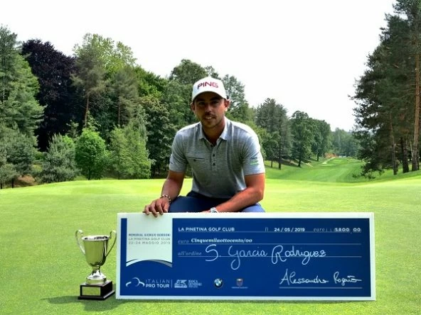 Sebastián García Rodríguez posa con el trofeo y el cheque del campeón. © Alps Tour