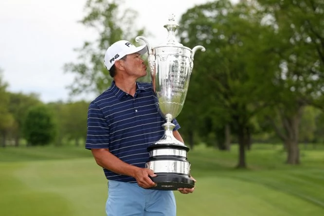 Ken Tanigawa besa el trofeo de campeón. © PGA