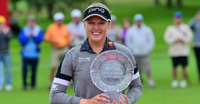 Brooke M. Henderson posa con el trofeo de ganadora del Meijer LPGA Classic. © LPGA