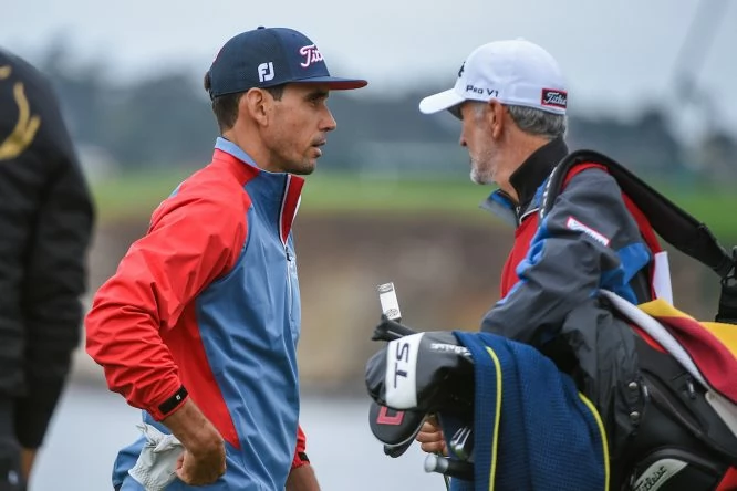 Rafa Cabrera Bello dialoga con Colin Byrne. © Golffile | Ken Murray