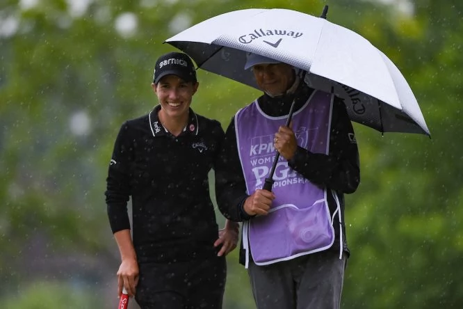 Carlota Ciganda sonríe bajo la lluvia en la primera ronda del KPMG PGA Championship. © Golffile | Ken Murray