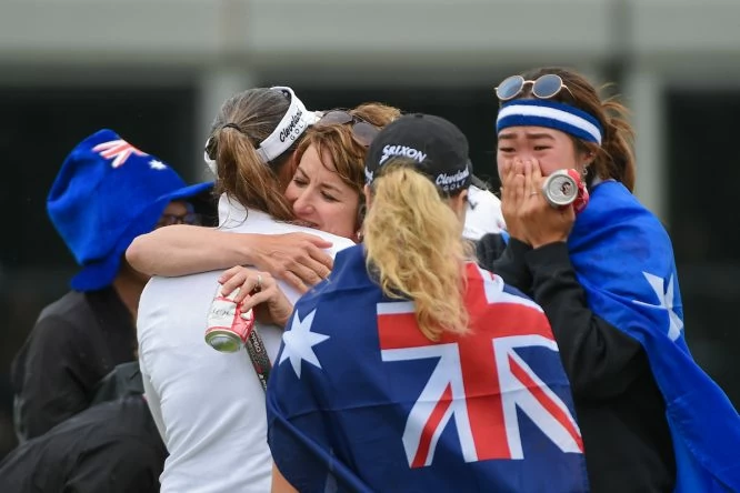 Karrie Webb abraza a Hannah Green, ganadora del KPMG Women's PGA Championship. © Golffile | Ken Murray