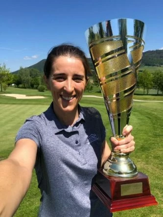 María Beautell se hace un selfie con el trofeo.