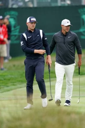 Matt Wallace y Brooks Koepka en el green del hoyo 17 durante la tercera jornada del US Open 2019. © Golffile | Fran Caffrey