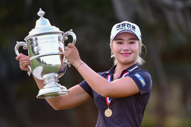 Jeongeun6 Lee posa con el trofeo de campeona en el US Open. © Golffile | Ken Murray