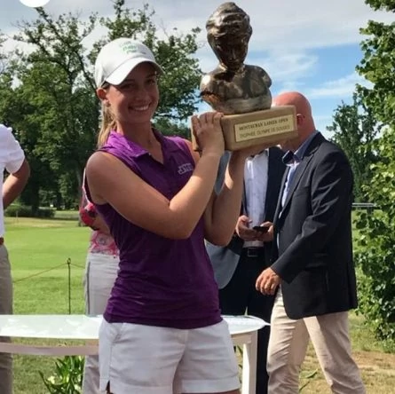 Laura Gómez posa con el trofeo de campeona en Francia. © Golf Montauban