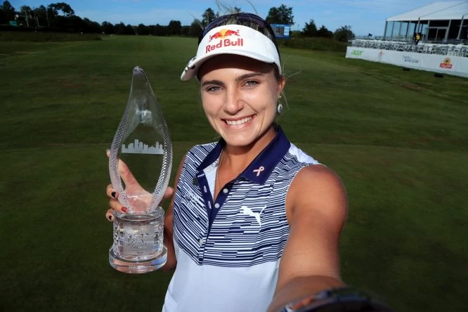 Autofoto de Lexi Thompson con el trofeo de ganadora del Shoprite LPGA Classic.