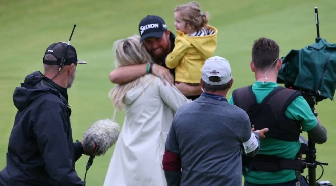 Shane Lowry abraza a su mujer Wendy y a su hija Iris tras ganar el Open Championship 2019. © Golffile | David Lloyd