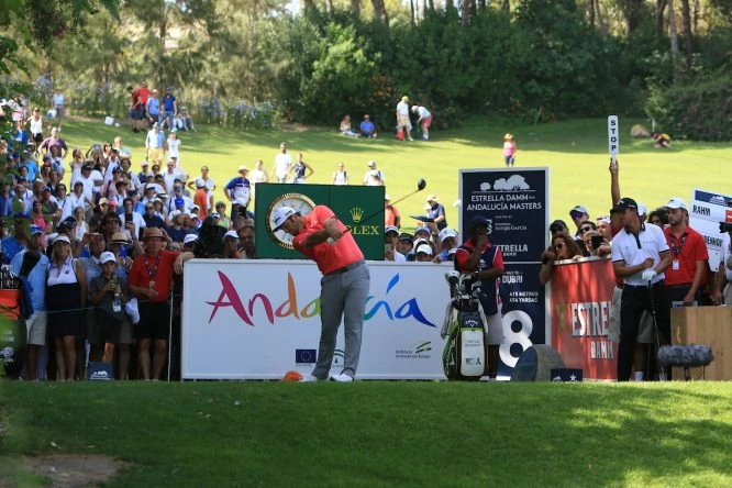 Jon Rahm pega su golpe de salida en la última ronda del Estrella Damm Andalucía Masters. (© Golffile | Thos Caffrey)