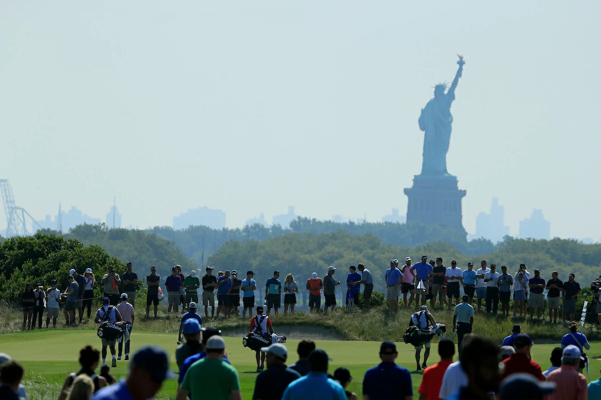 Scott Piercy, Tiger Woods y J.T. Poston durante la primera jornada en el Liberty National Golf Club. © Golffile | Michael Cohen