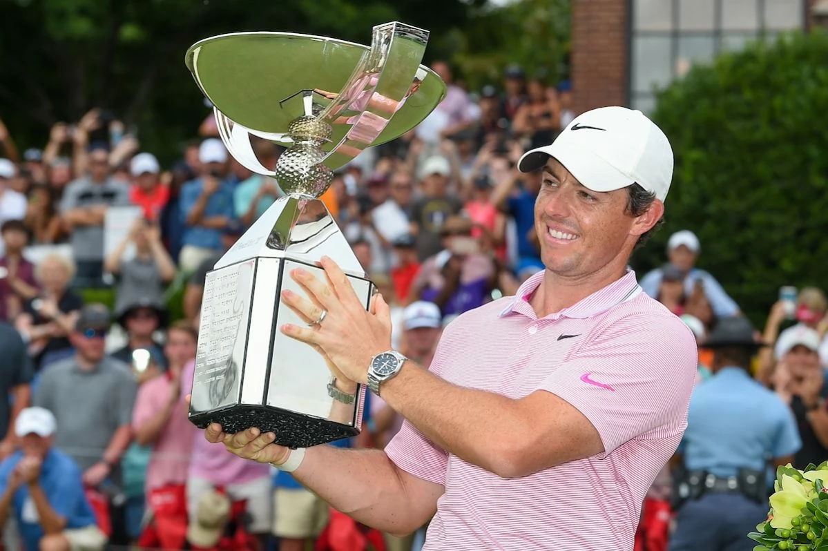 Rory McIlroy posa con el trofeo de campeón de la FedEx Cup 2019 © Golffile | Ken Murray