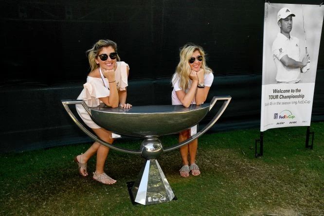 Dos aficionadas, con una réplica gigante del trofeo de la FedEx Cup © TOUR Championship