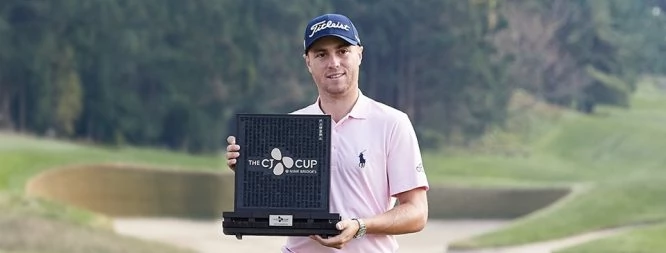Justin Thomas posa con el trofeo de ganador de The CJ Cup. © PGA Tour