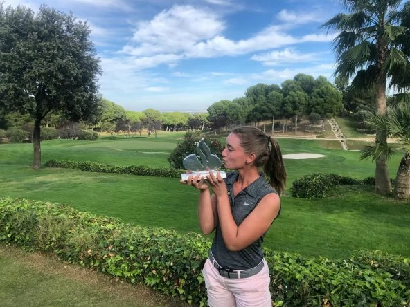 Laura Gómez besa el trofeo de ganadora del Santander Golf Tour en La Peñaza.