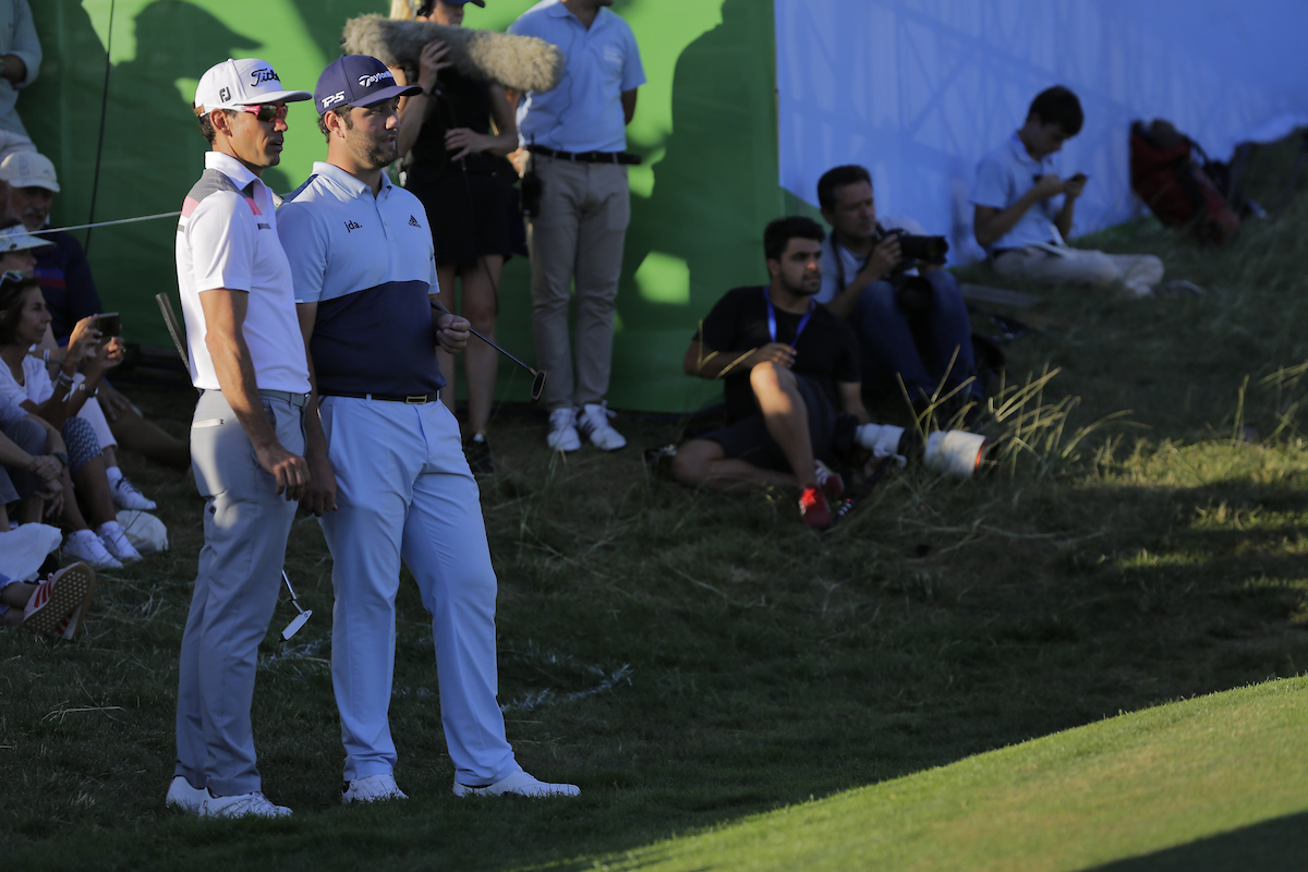 Rafa Cabrera Bello y Jon Rahm durante la segunda jornada del Mutuactivos Open de España. © Golffile | Hugo Alcalde