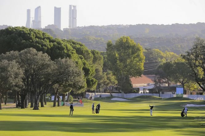 Vista del hoyo 1 del Club de Campo Villa de Madrid durante la tercera jornada del Mutuactivos Open de España. © Golffile | Hugo Alcalde