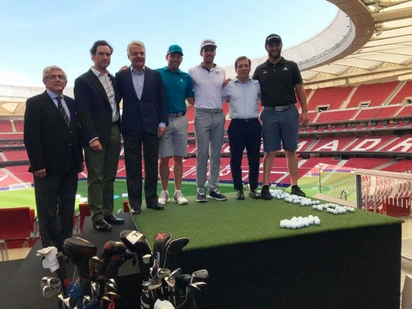 Jon, Sergio y Rafa posan con el alcalde de Madrid y los organizadores del Open de España © Ten-Golf