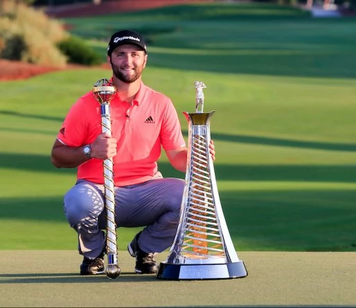 Jon Rahm posa con los trofeos de ganador del DP World Tour Championship y de la Race to Dubai 2019. © Golffile | Fran Caffrey
