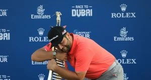 Jon Rahm con el trofeo de ganador de la Race to Dubai. Golffile | Phil Inglis