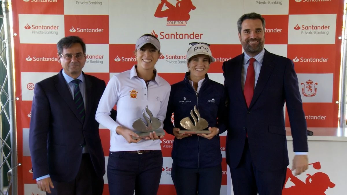 GANADORAS SEVILLA OK Silvia Bañón y Noemí Jiménez, ganadoras del Santander Golf Tour en Sevilla.