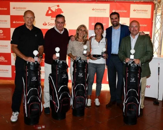 Piti Martínez Bernal y su equipo, ganadores del PROAM del Santander Golf Tour en el Real Club Sevilla Golf.