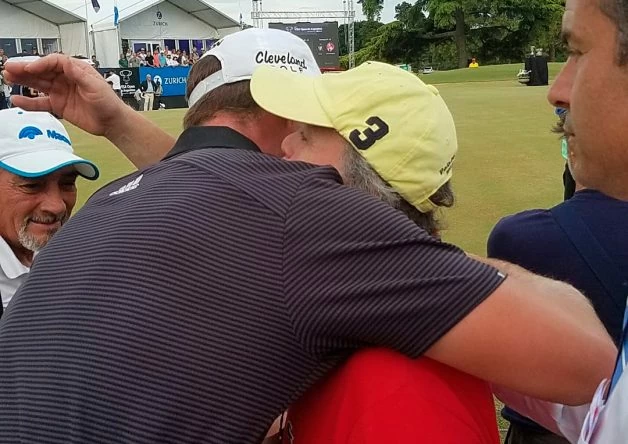 Matthews, abrazando al aficionado © PGA Tour Latinoamérica