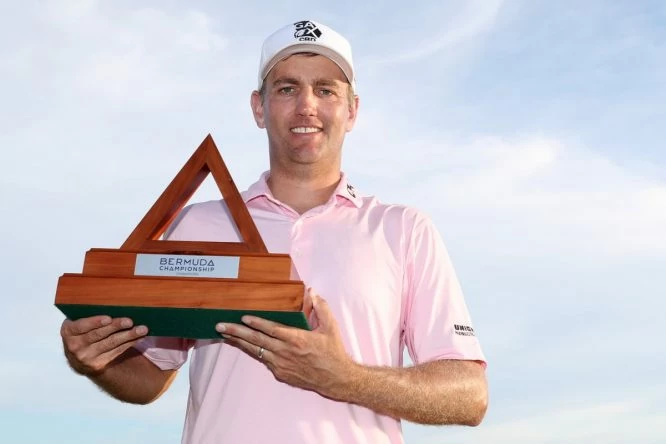 Brendon Todd, con el trofeo del Bermuda Championship © PGA Tour