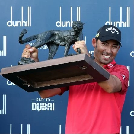 Pablo Larrazábal posa con el trofeo de ganador del Alfred Dunhill Championship. © European Tour