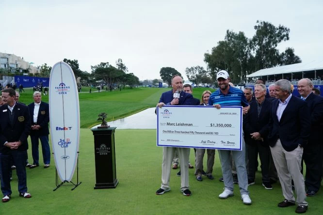 Marc Leishman, recibiendo el cheque como ganador del Farmers © Golffile | Phil Inglis