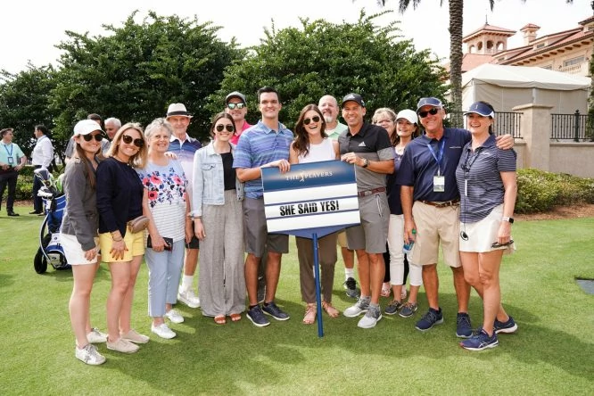 Sergio García con Emma Baxley y Ricardo Fonseca y los familiares y amigos que quisieron felicitar a la pareja. Photo by Darren Carroll/PGA TOUR.